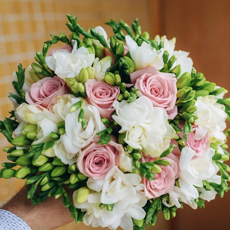 Букет невесты с розой Аква и фрезий - Фото 2