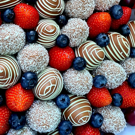 Букет Скарлетт с черешней и малиной - Фото 3