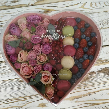 Розы, макаруны и ягоды в коробке в форме сердца (Диаметр 28 см) - Фото 3