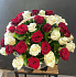 Букет из 25 красных и белых роз в корзине - Фото 2