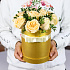 Шляпная коробка из 11 кремовых роз с зеленью. N836 - Фото 1