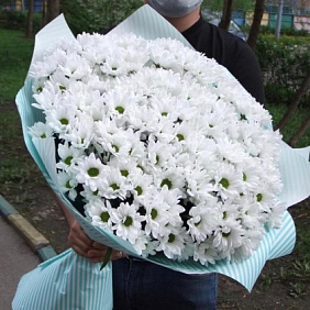 Букет из белых куставых хризантем