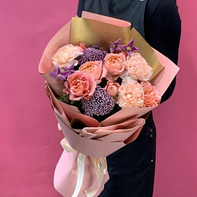 Нежный букет с пионовидной розой и ягодами озотамнуса