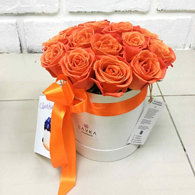 15 оранжевых роз в маленькой голубой шляпной коробке