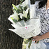Белая лилия с эвкалиптов в дизайнерской упаковке - Фото 4