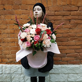 Цветы в авторской шляпной коробке "Si"