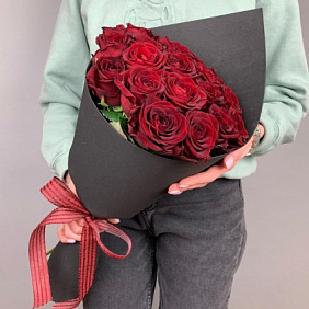 Букет «Красные розы в черном» S