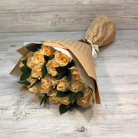 Кремовая , бежевая роза 19 шт с рускусом. N263