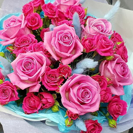 Букет из малиновых роз с голубым лагурусом - Фото 3