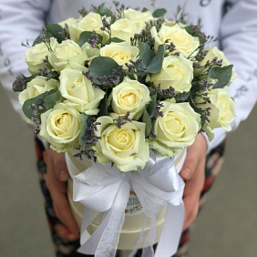 Коробки с цветами. Розы.  19 роз . Лимониум .Эвкалипт. N212