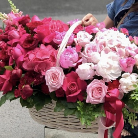 Большая корзина из живых цветов "Безупречный шик"