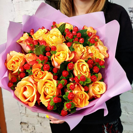 Букет из роз и гиперикума Верона - Фото 4