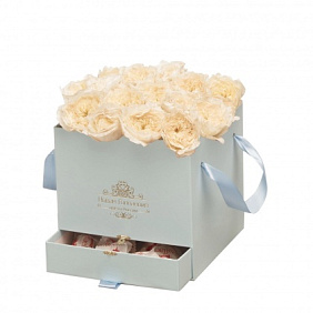 15 белых пионовидных роз Премиум в голубой коробке шкатулке