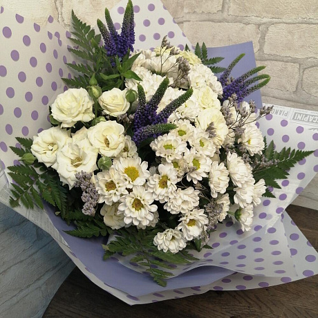 Букет из кустовых роз, ромашек и вероники - Фото 3