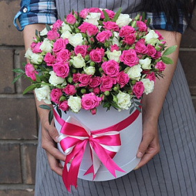 Кустовые розы в розовой шляпной коробке №704