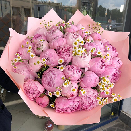 букет из пионов и ромашек - Фото 3
