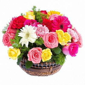 Букет в Яркой корзинке из разноцветных гербер и роз