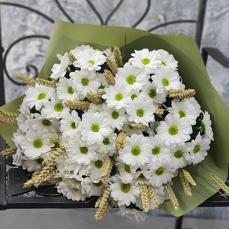 Летний букет из кустовых хризантем и пшеницы - Фото 5