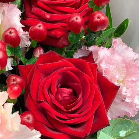 Яркий букет с розами и ажурным лизиантусом - Фото 5