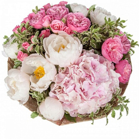 Букет из розовой гортензии, пионовидных роз и пионов