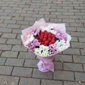 Букет из клубники с хризантемами