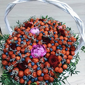 Корзина с клубникой, голубикой и цветами