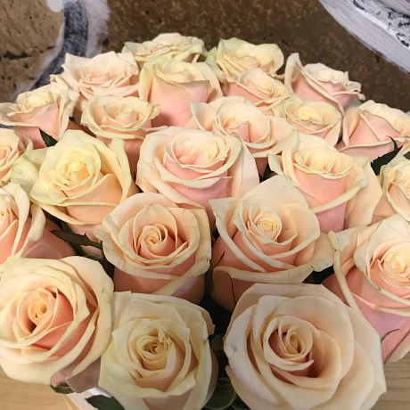 Шляпная коробочка с кремовыми розами - Фото 5