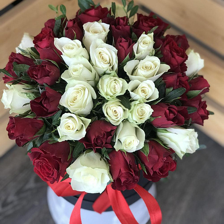 Букет из 51 розы Комплимент в коробке - Фото 3