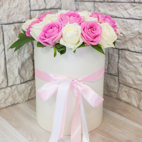 Коробка из 29 белых и розовых роз - Фото 4