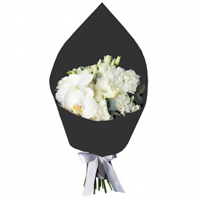Букет из белых орхидей и лизиантуса в черном крафте