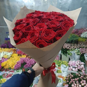 25 красных роз 70 см