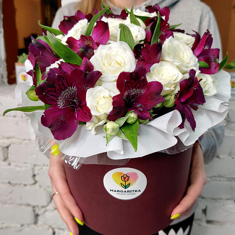 Шляпная коробка с альстромерией и розами Мистика - Фото 3