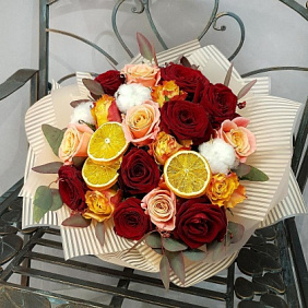 зимний букет из роз, хлопка с апельсиновыми дольками