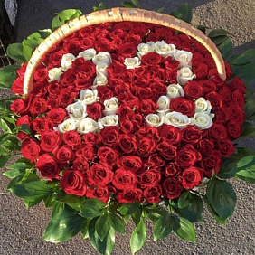 101 роза в корзине с цифрами