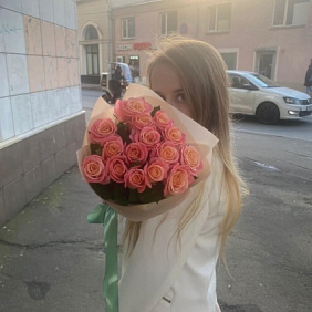 15 персиковых роз