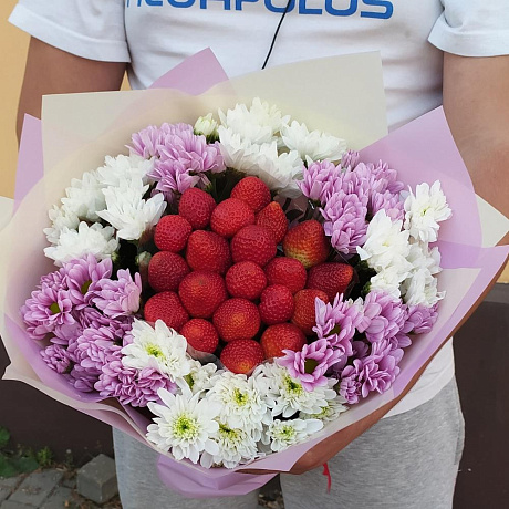Букет из клубники с хризантемами - Фото 5
