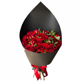Букет из 15 красных роз и гиперикум в черном крафте