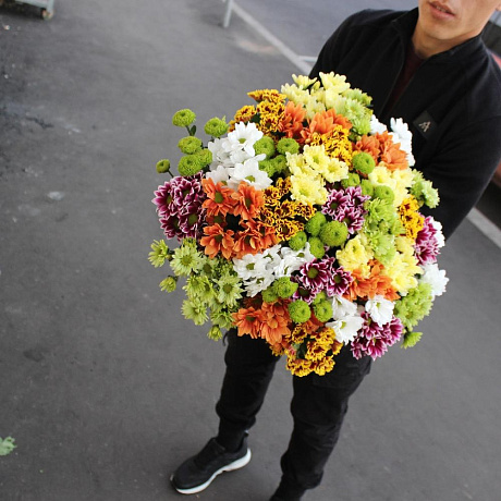 Букет из 35 разноцветных хризантем - Фото 2