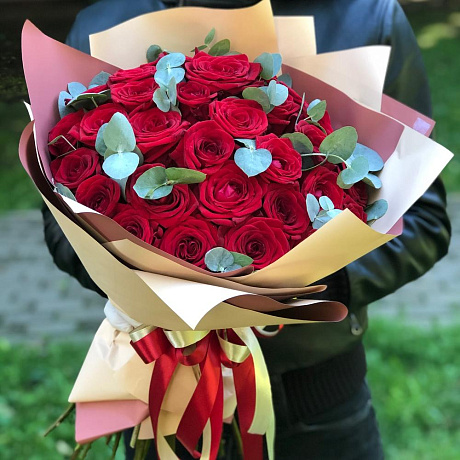 31 чарующих роз Red Naomi с эвкалиптом - Фото 2