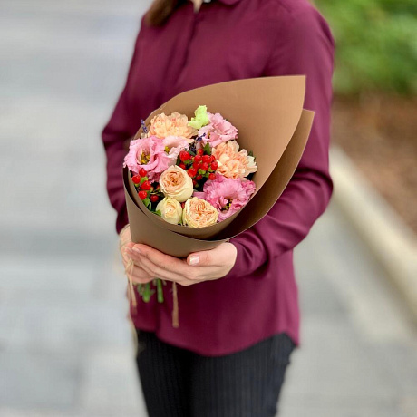 Букет «Нежная осень» с розами, эустомой и ягодами гиперикума - Фото 4