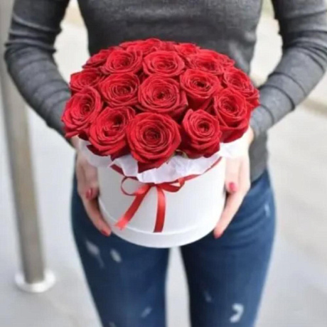 19 КРАСНЫХ РОЗ В БЕЛОЙ ШЛЯПНОЙ КОРОБКЕ - Фото 2