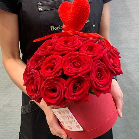 Композиция из красных роз с вязаным сердцем «Романтика» - Фото 3