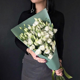 Букет из 25 лизиантусов в дизайнерской упаковке