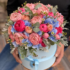 Гортензия и роза пион в коробке