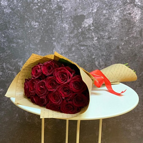 15 алых роз в крафте