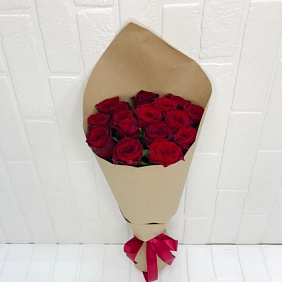 Букет из 15 Рэд Наоми в крафте