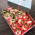 Коробка с капкейками и живыми цветами - Фото 2