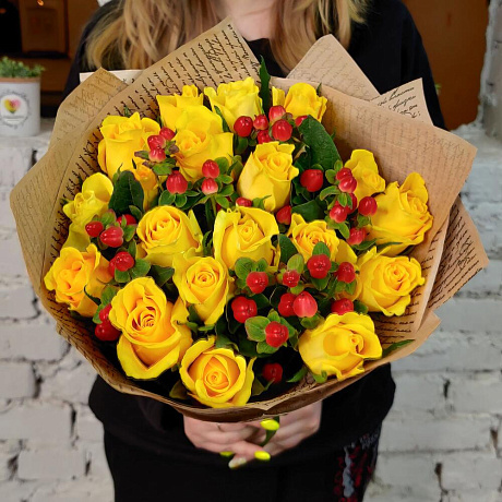 Букет из роз и гиперикума Яркие сны - Фото 2