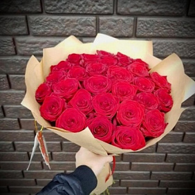 29 шикарных красных роз