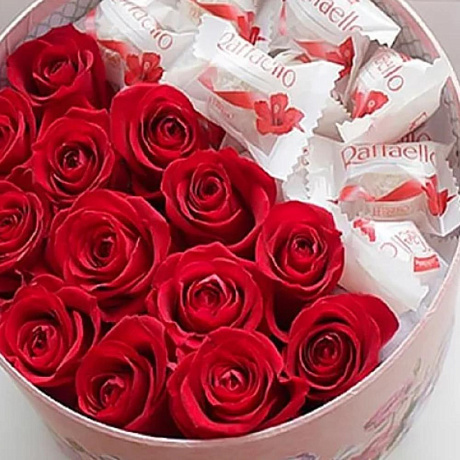 Шляпная коробка с розами и рафаело - Фото 2